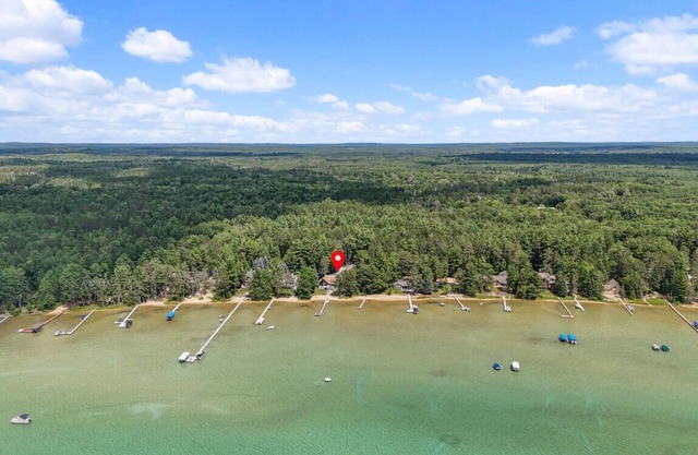 LAKEFRONT HOME w BEACH @ HIGGINS LAKE!