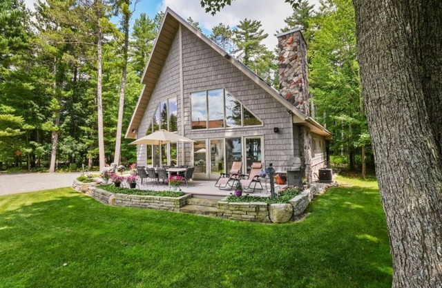 LAKEFRONT HOME w BEACH @ HIGGINS LAKE !