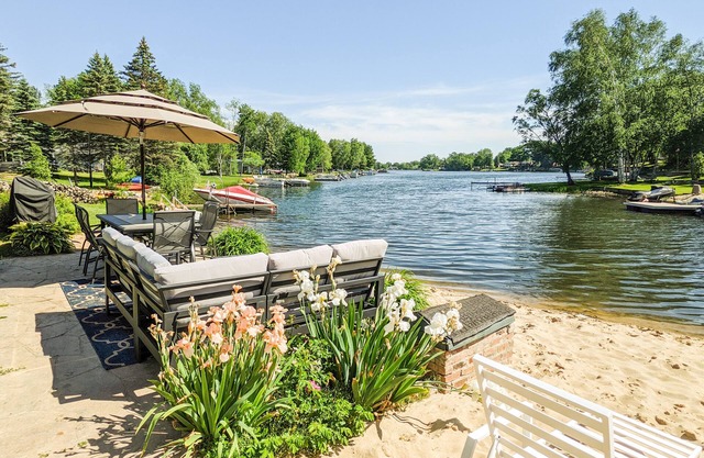 Lakefront Home w/ big yard and breathtaking views
