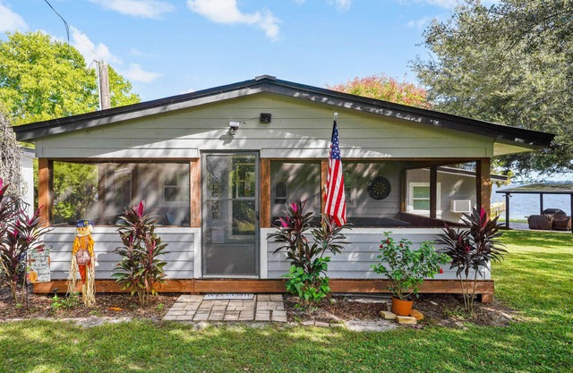 Lakefront Home w/ Screened Porches in Frostproof!