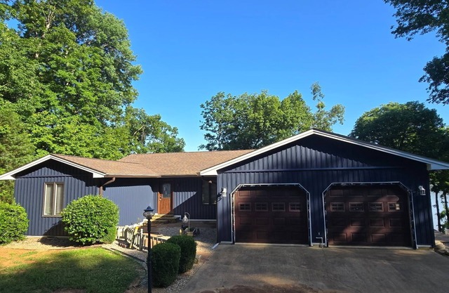 Lakefront home with gorgeous views of Lake Barkley