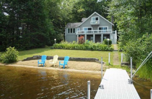 Lakefront home with beach, skiing nearby, AC and WiFi in tranquil Barnstead