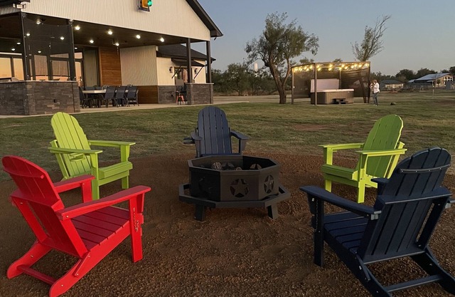 Lakefront Home with lit pickleball basketball court & walk-in beach. Sleeps 12.