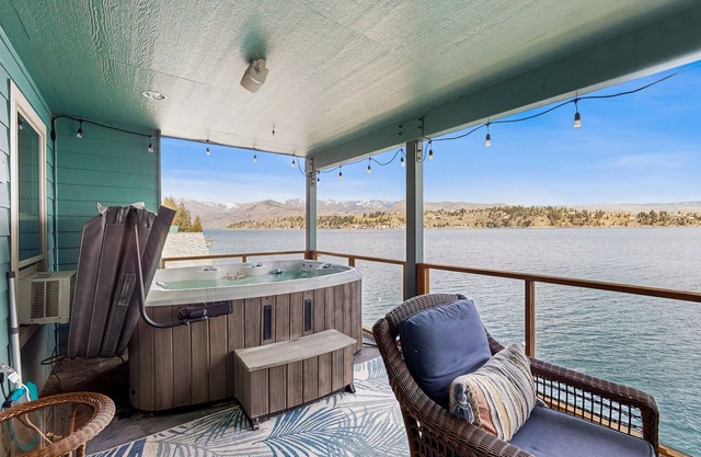 Lakefront home w / jacuzzi, muelle, kayaks, terraza cubierta y enormes vistas!