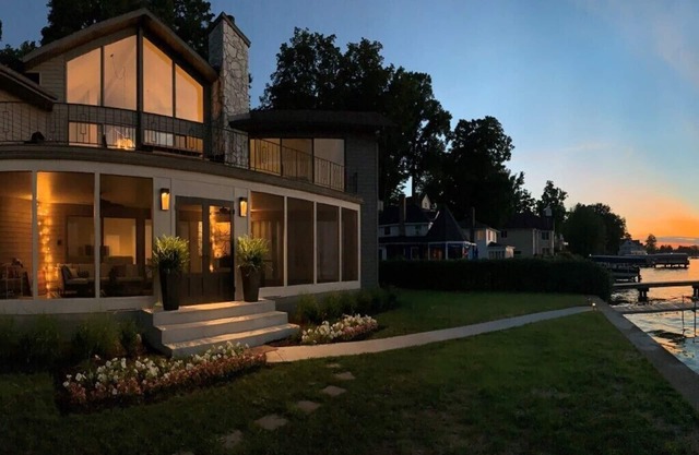 Casa frente al lago con vistas increíbles, bellamente actualizada y excelente ubicación