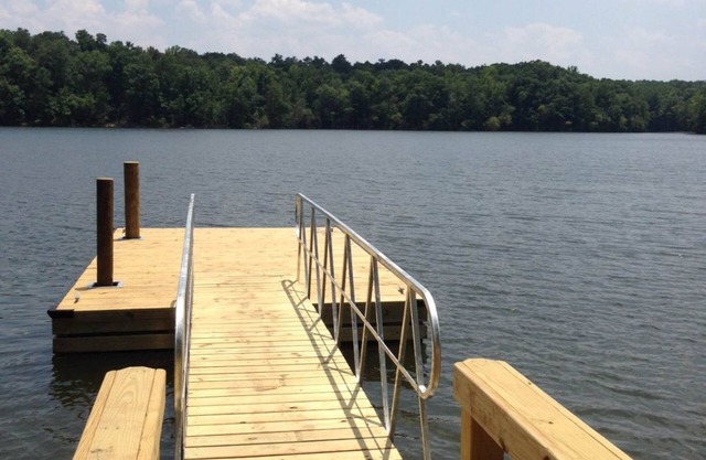 ¡NUEVO LISTADO! Lakefront, hogar familiar w / dock, escalera de baño, ducha al aire libre