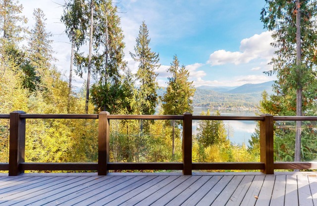 Lakefront house with stunning views & trail to private dock with lake access