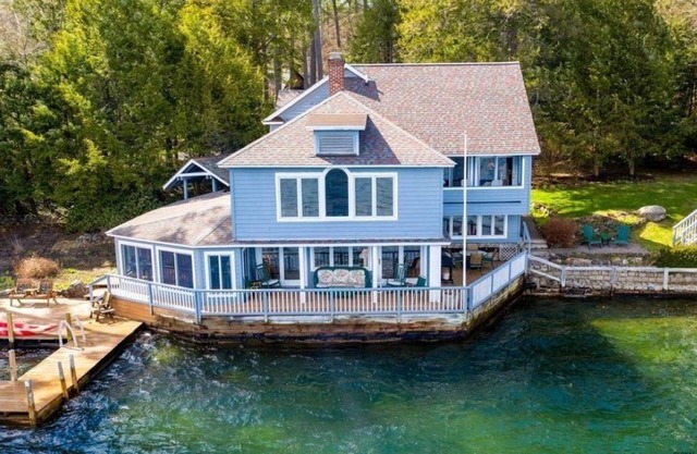 Lakefront house in the town of Bolton right on the water with private dock space