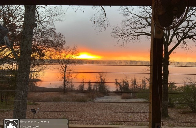 Lakefront house on Greers Ferry Lake with water access by Devil’s Fork launch