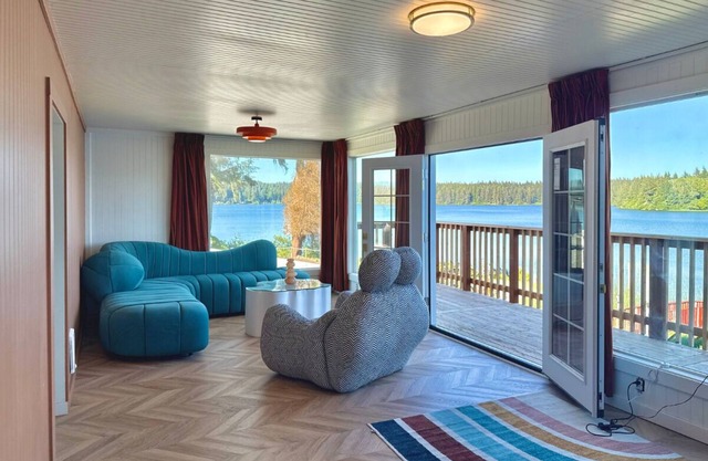 Lakefront House w/Panoramic Views, Balcony & Dock