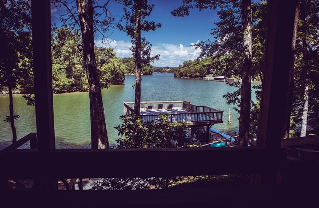 Lakefront cabin w/ dock, huge porch, game room