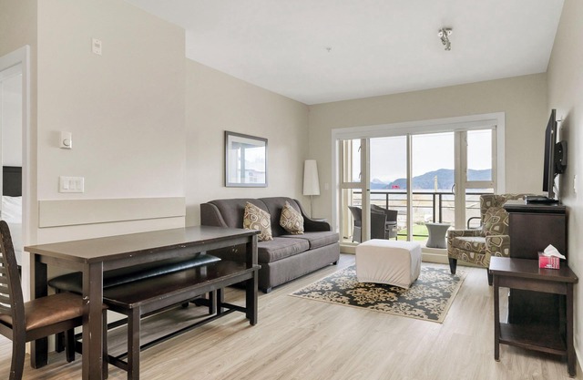 Lakefront Lux 2BR Symphony Of Comfort