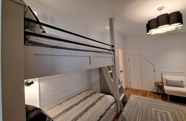 Lakefront Living at its Finest in Hamer Bay! Lake Joseph/Muskoka Guesthouse