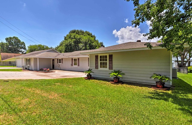 ¡NUEVO! Lakefront Livingston Home w / Dock Near Launch!