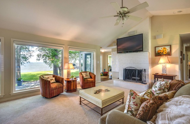 Lakefront Livingston Vacation Rental w/ Boat Dock!