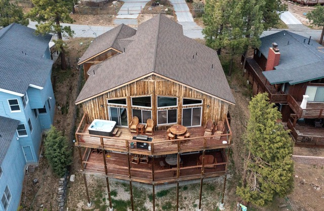 Lakefront Lodge by AvantStay | Lakefront Cabin w/ Hot Tub