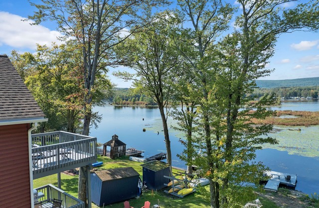 Lakefront Lodge, Hot Tub, Private Dock, Kayaks in Season