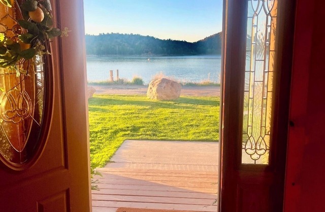Lakefront lodge inside Palisade State Park! Steps to the water!