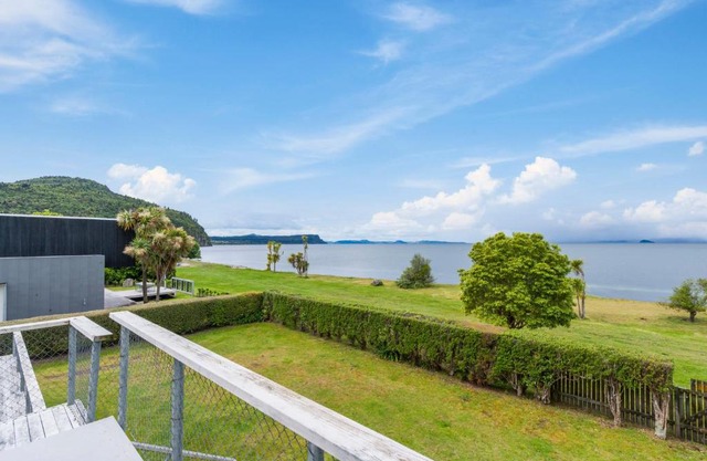Lakefront Lodge - Kuratau Holiday Home