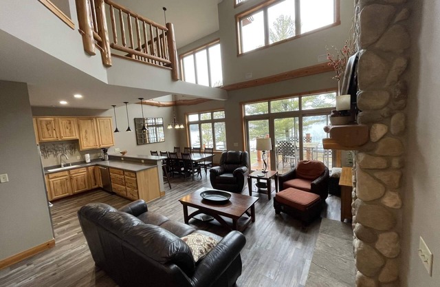 Lakefront Lodge - spacious-luxurious