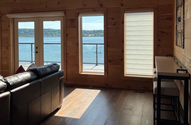 Lakefront log cabin on Georgian Bay