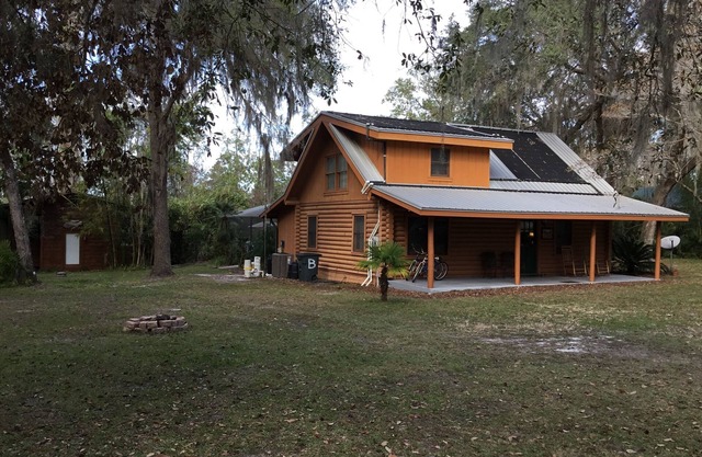 Lakefront Log Home, piscina climatizada con agua solar protegida, jacuzzi y casa de recreación