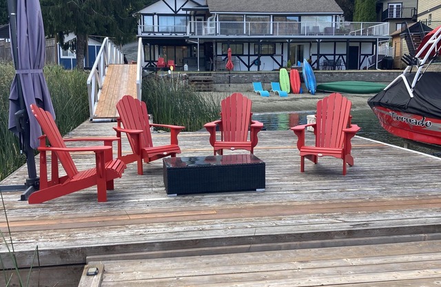Lakefront lower suite with sport court, Hot tub! Family Friendly and sleeps 8!