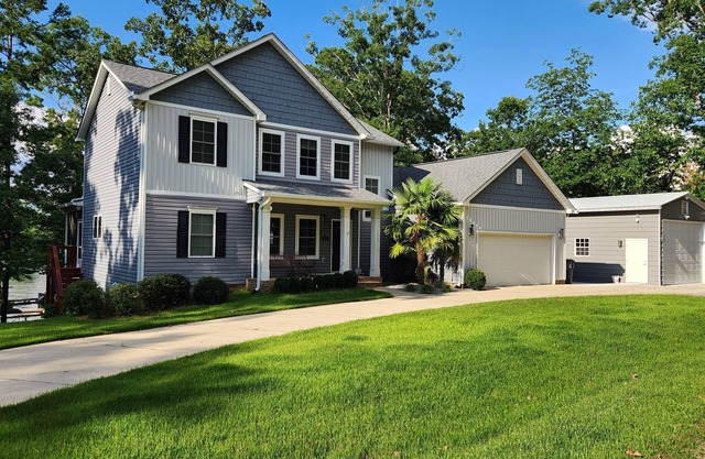 Lakefront Luxury Apartment on Lake Murray ~Next to Marina & 10 min to Lexington