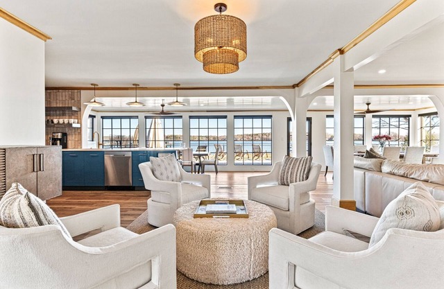 Lakefront Luxury Newly Renovated-Firepit, HotTub, Featured in Southern Living