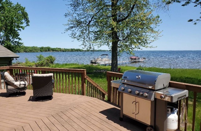 Lakefront Luxury - Wonderful lodging nestled on the shore - new: sleeps 8 only