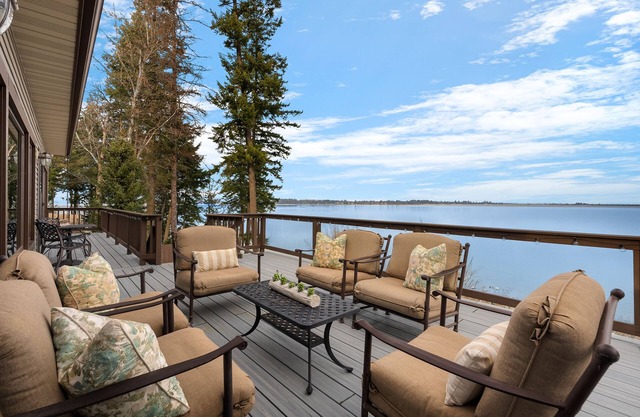 Lakefront Luxury, your own private beach & dock and close to Sandpoint