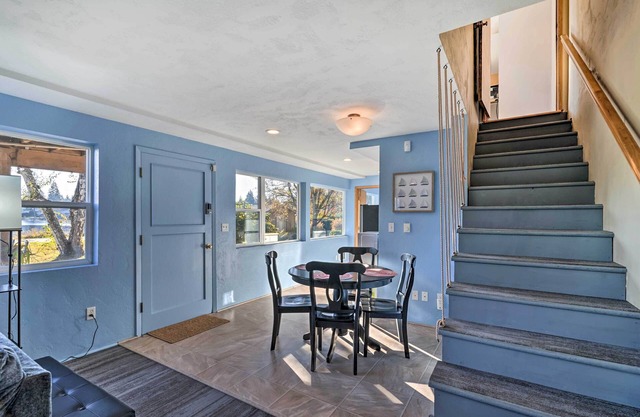Lakefront Seattle Area House w/ Private Deck!