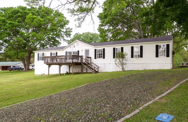 Lakefront Many Vacation Home w/ Kayaks!