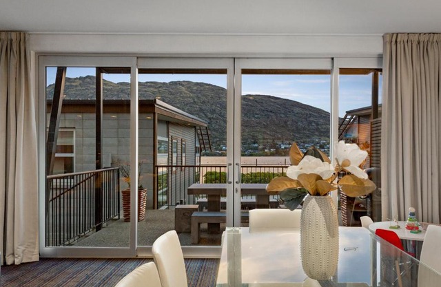 Lakefront Marina Apartment