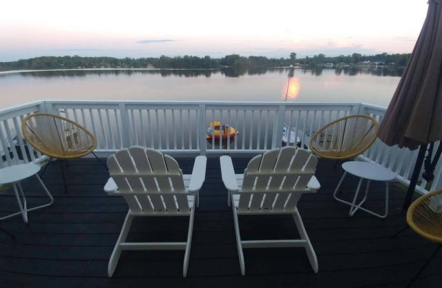 Lakefront Mökki: Family and pet-friendly fun with private lake access