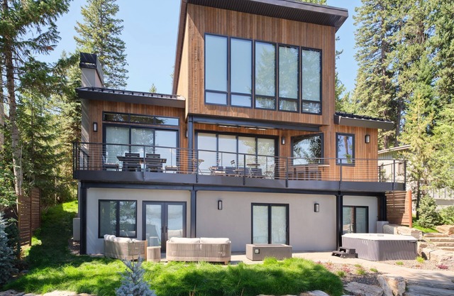 Lakefront Mtn Modern - on Payette Lake, amazing views, private beach, dock, game room