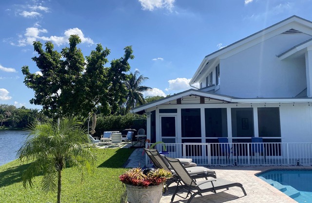 LakeFront - Near Hard Rock Casino w private pool
