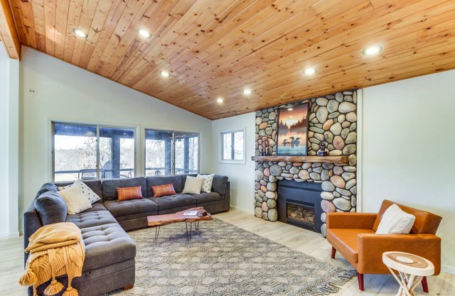 Lakefront Nisswa Home w/ Deck & Screened Porch