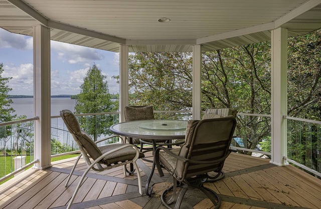 Lakefront Northwoods Winter/Summer Wonderland Updated 3 Bedroom House Sleeps 8