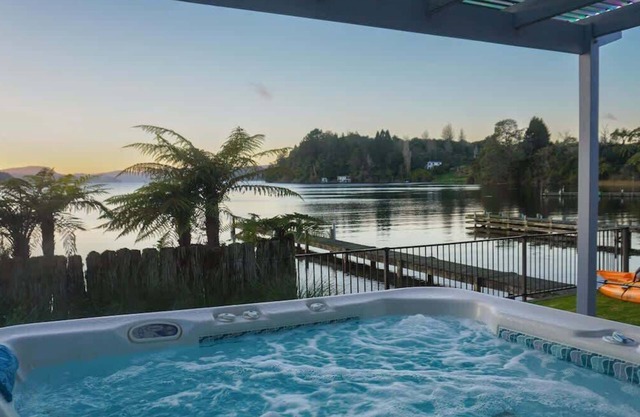 Lakefront Oasis | Spa Pool, Kayaks + Amazing Views