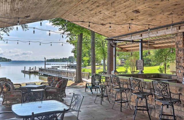 Lakefront Oasis with Deck & Outdoor Kitchen!