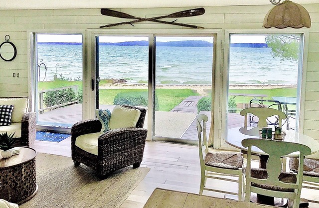 LAKEFRONT- en Big Platte Lake- COZY MODERN VINTAGE RETREAT