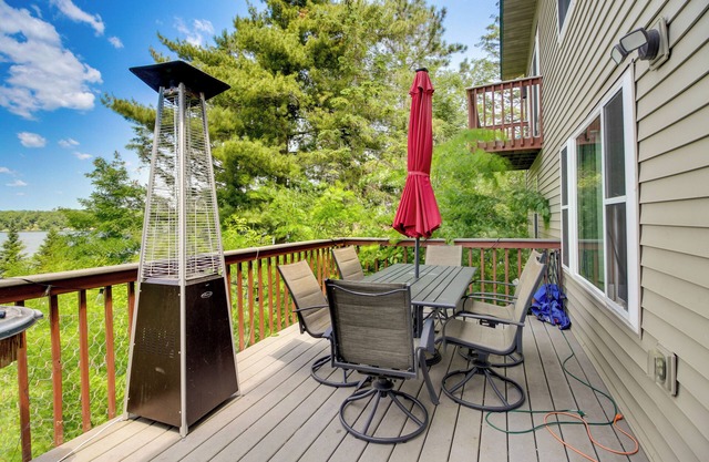 Lakefront Outing Home: Private Dock + Volleyball!