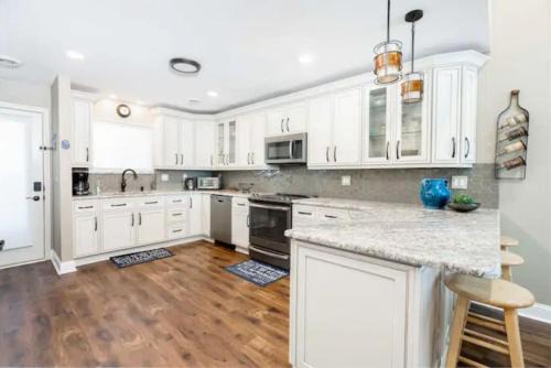 LAKEFRONT PENTHOUSE FULLY UPGRADED PANORAMIC VIEWS BOAT SLIP INDOOR OUTDOOR POOL