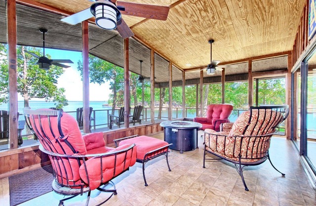 Lakefront, pet friendly, cabin with spectacular views on South Toledo Bend.