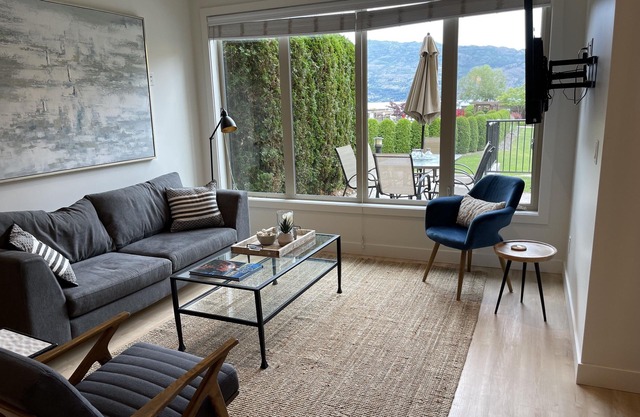 Lakefront Pool, hot tub, fitness rm 2bd/den AVAIL JUN 16(Sun)- JUN 20 ON SALE