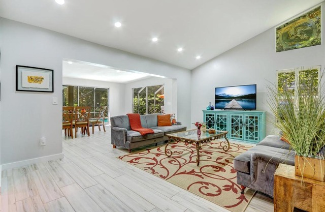 Lakefront, Pool, outdoor kitchen, lush garden