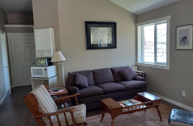 Lakefront, private beach, quiet, 1 bedroom plus sofa bed.