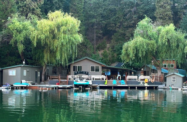 Lakefront Private Cabins on Lake Billy Chinook, Oregon.