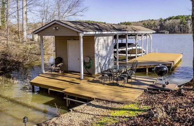 Lakefront, Private Dock, Quiet Cove- Lake Gaston- New Rental as of 2024